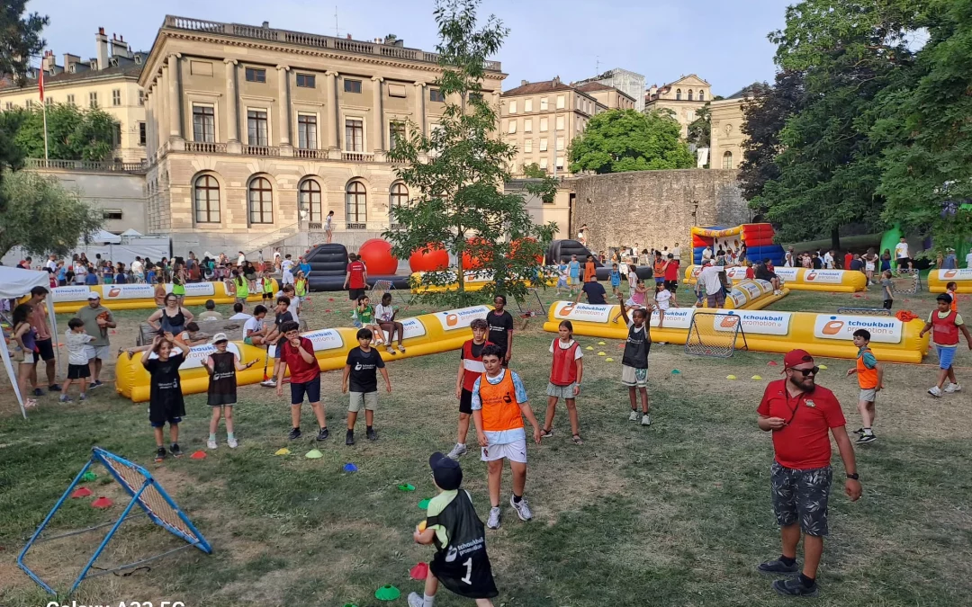 Des centaines d’enfants profitent du tchoukball lors de la Fête des écoles !